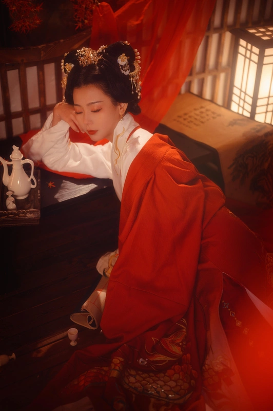 『汉服写真』“酒黯乡魂,追旅思,夜夜除非,好梦留人睡。明月楼高休独倚,酒入愁肠,化作相思泪” - 拿相机的执义