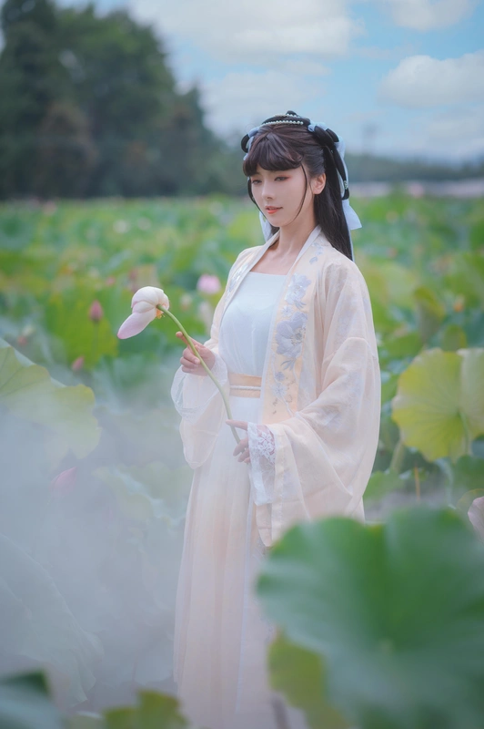 『汉服写真』荷叶罗裙一色裁,芙蓉向脸两边开。乱入池中看不见,闻歌始觉有人来。 - 拿相机的执义